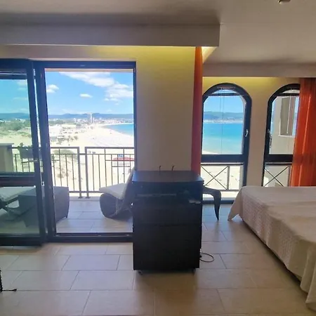 Beachfront Oasis Vip Club Apartman *