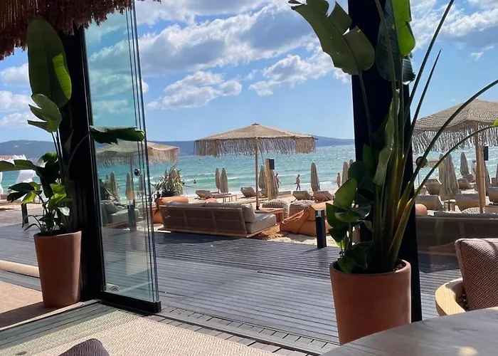 Beachfront Oasis Vip Club *