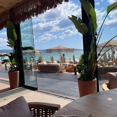 Beachfront Oasis Vip Club *